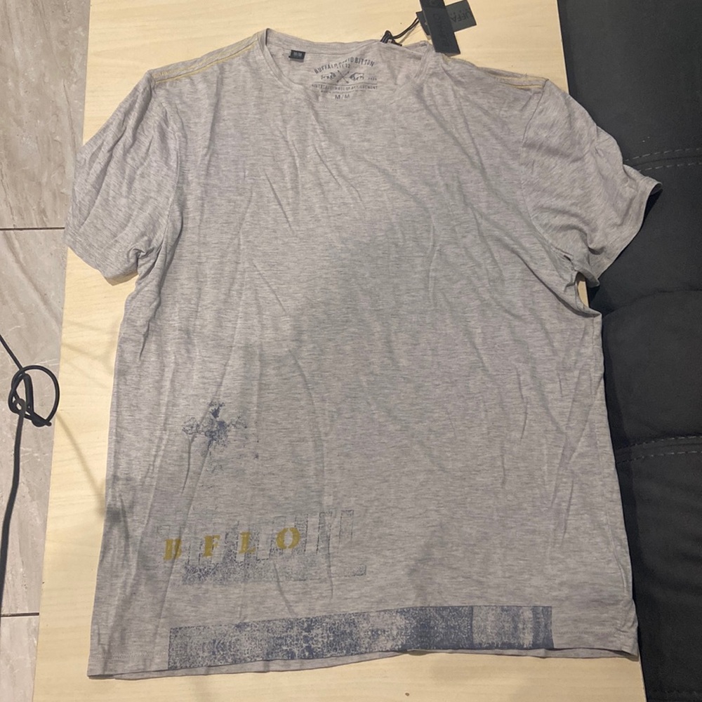 Mens large Buffalo graphic tee. Gray
